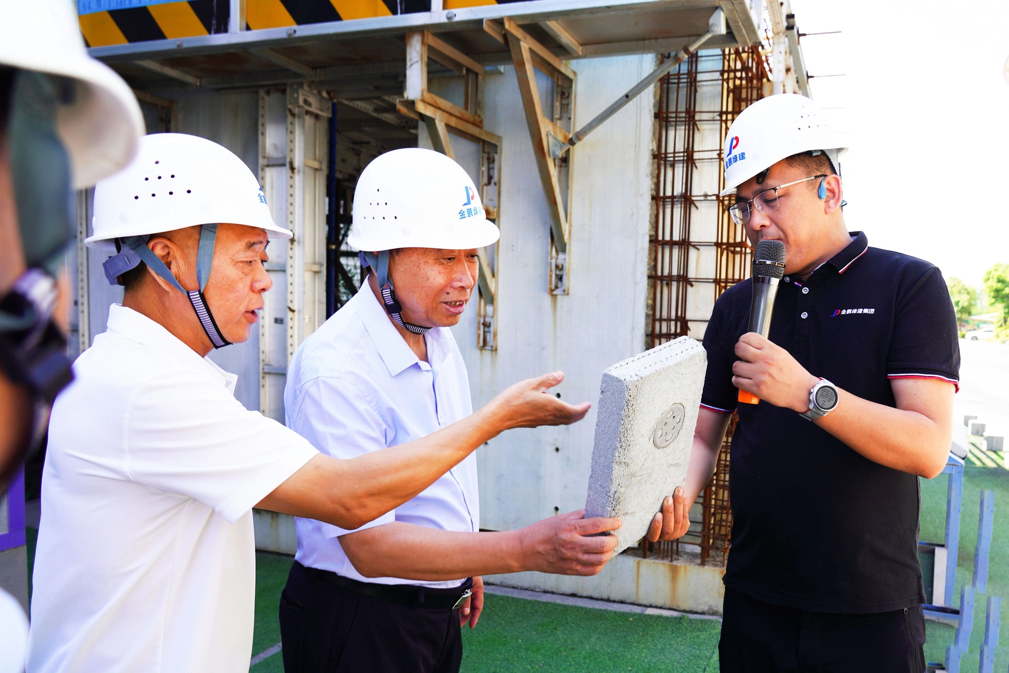 江蘇省建筑業(yè)行業(yè)協(xié)會、建筑產(chǎn)業(yè)現(xiàn)代化促進(jìn)會等專家領(lǐng)導(dǎo)蒞臨金鵬考察調(diào)研